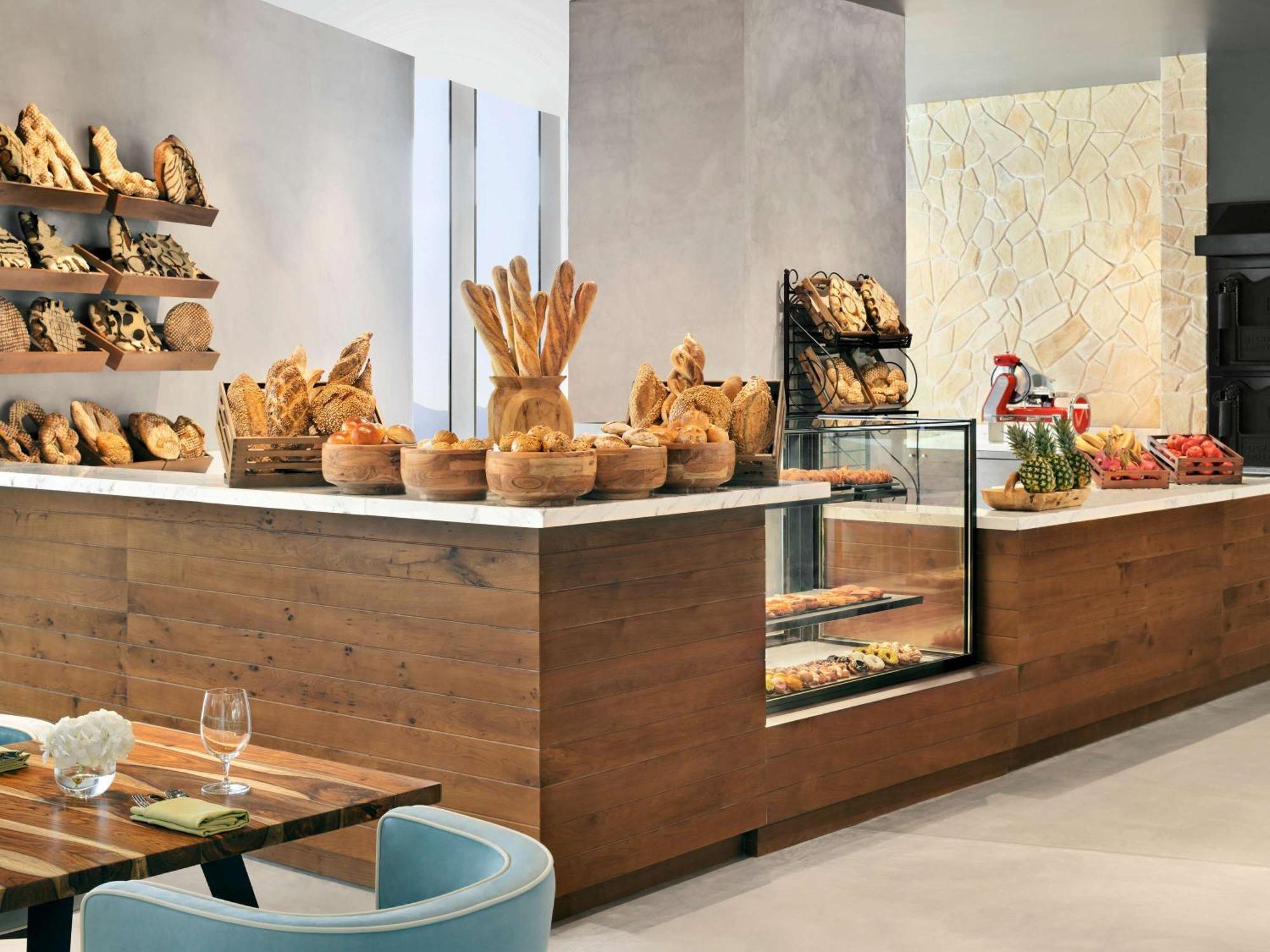 Moevenpick Hotel & Apartments Ghala Маскат Экстерьер фото Bakery at the hotel
