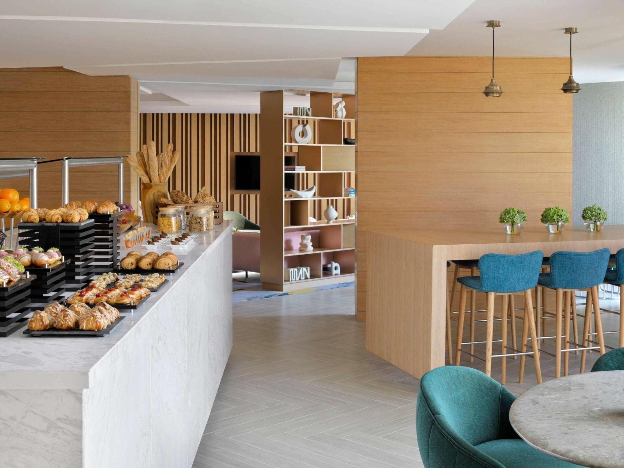 Moevenpick Hotel & Apartments Ghala Маскат Экстерьер фото The lounge at the airport