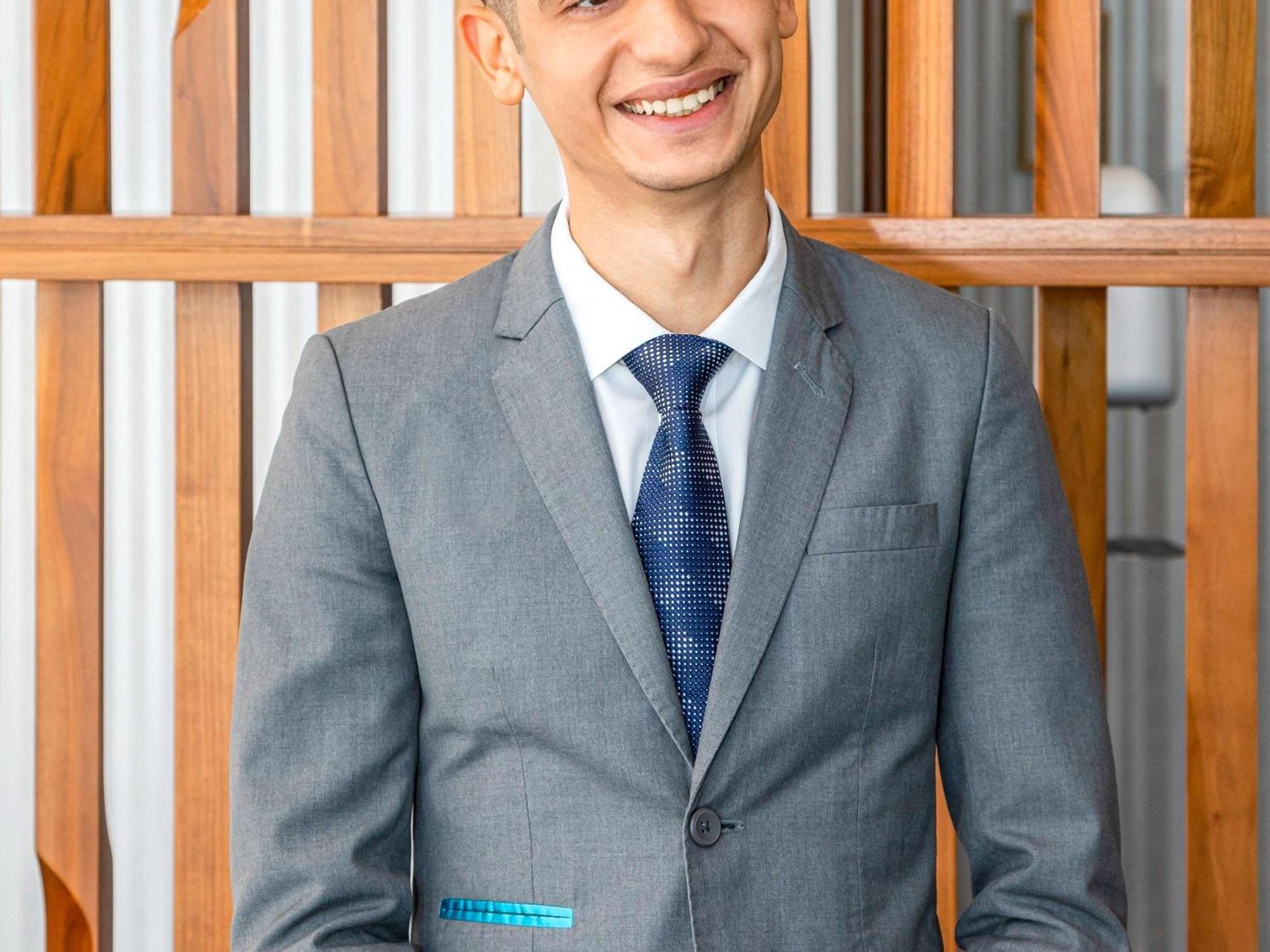 Moevenpick Hotel & Apartments Ghala Маскат Экстерьер фото A man wearing a suit