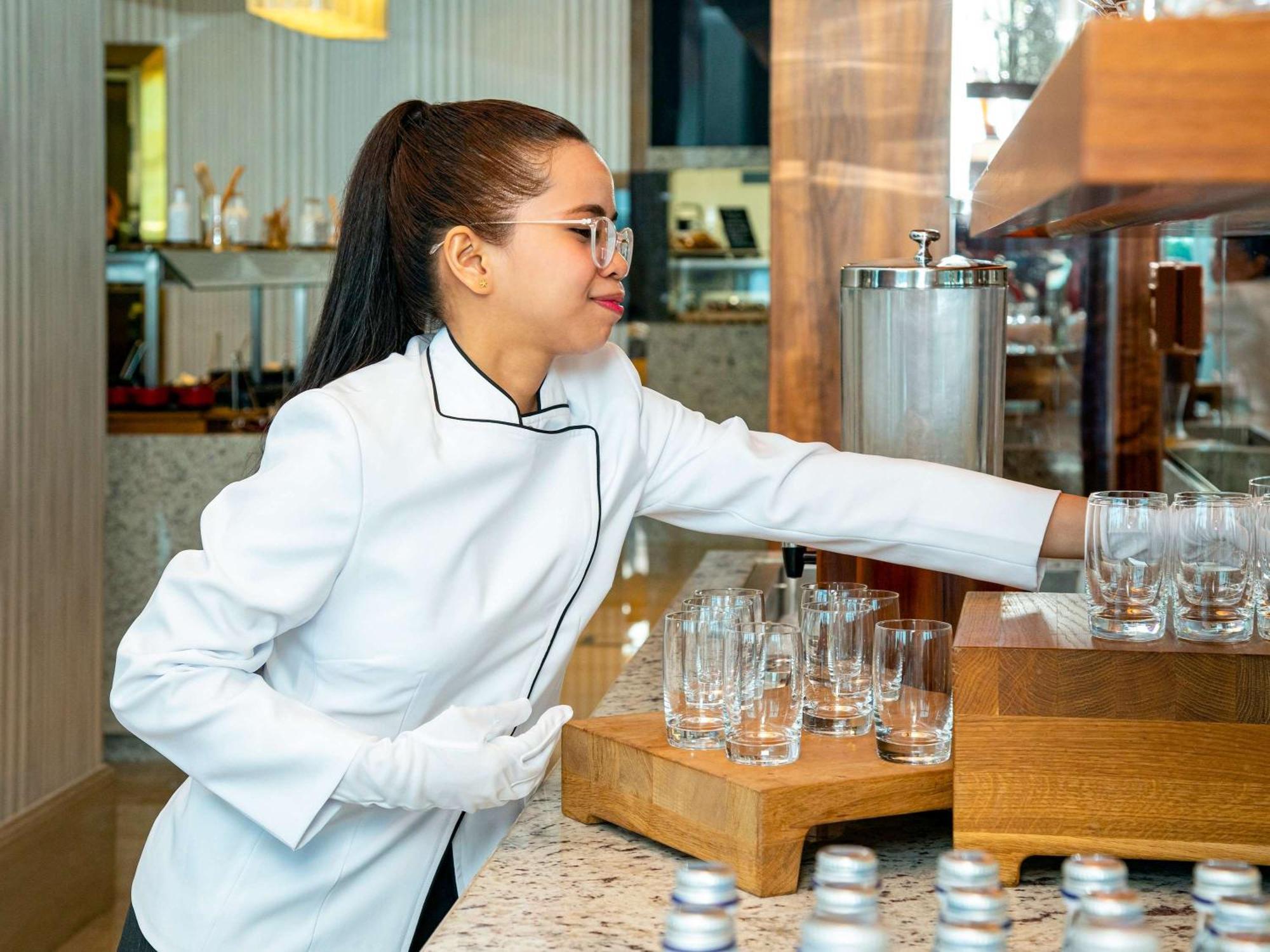 Moevenpick Hotel & Apartments Ghala Маскат Экстерьер фото A barista at work