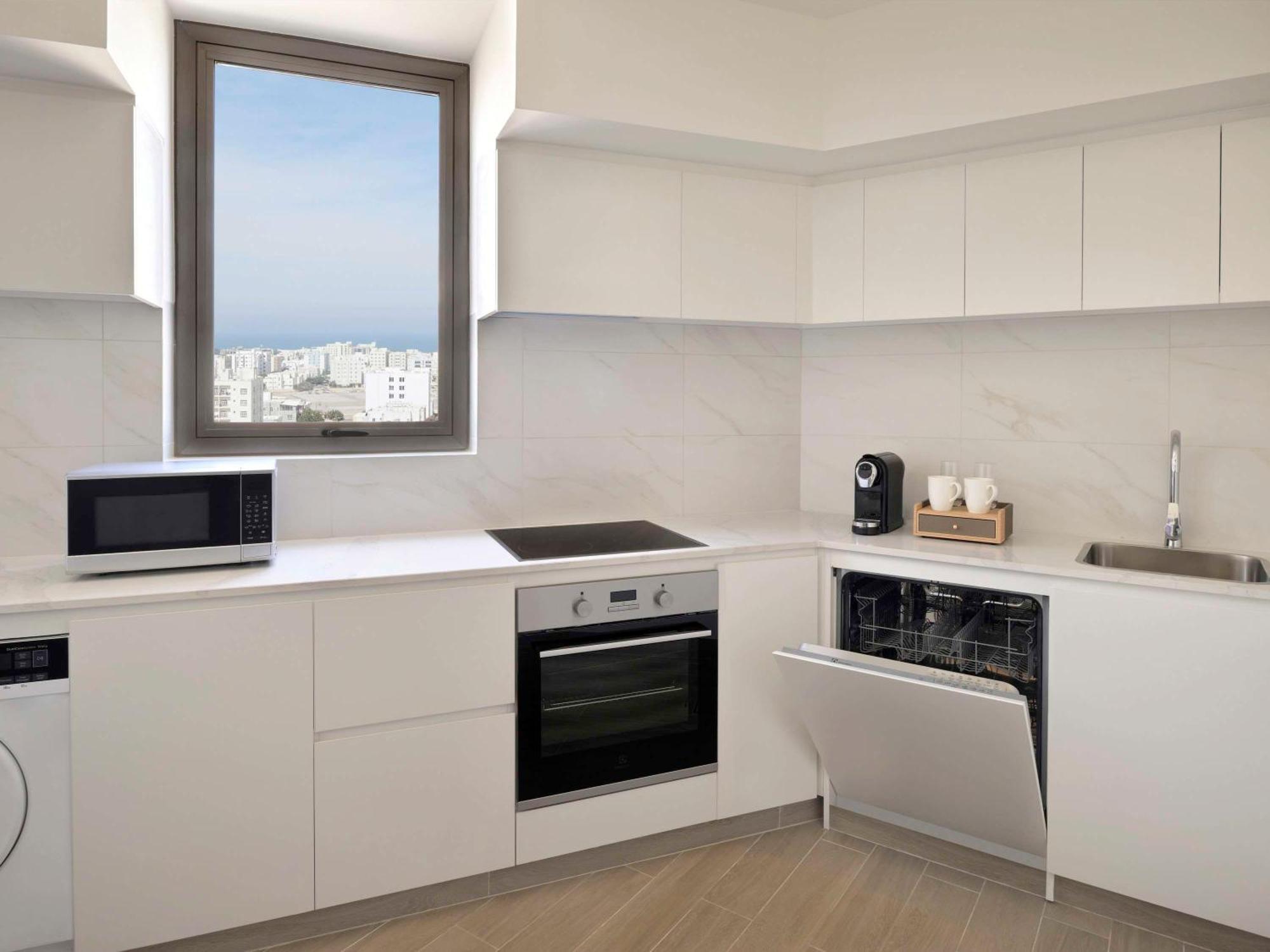 Moevenpick Hotel & Apartments Ghala Маскат Экстерьер фото A modern kitchen